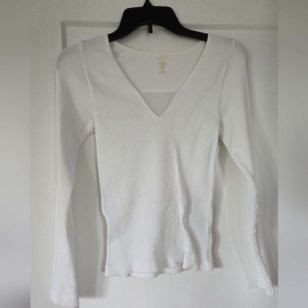 VENUS Classic White V-Neck Sweater